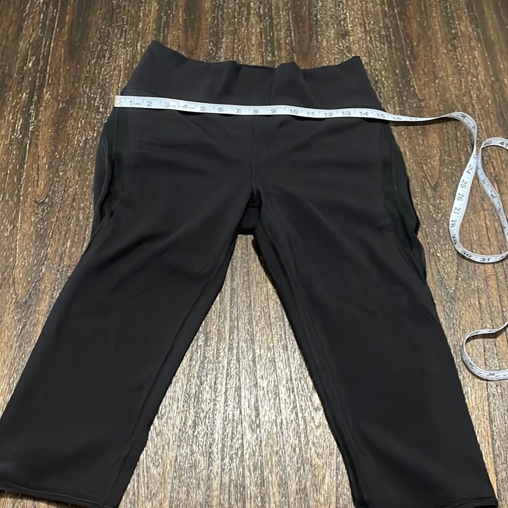 Lululemon size 10 Capri black